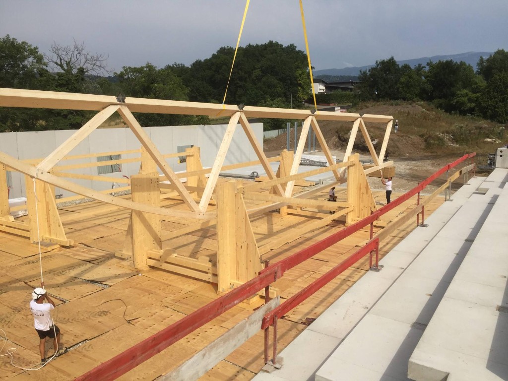 Levage des fermes du gymnase de Rumilly sur chantier