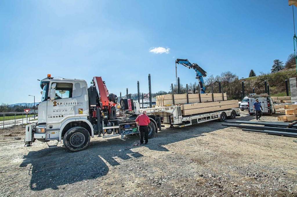 Semi-remorque avec grue auxiliaire lourde, LP Charpente, transport de charpentes massives