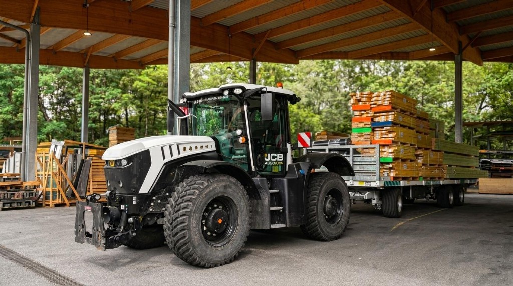 Tracteur JCB LP Charpente avec remorque de bois, logistique interne