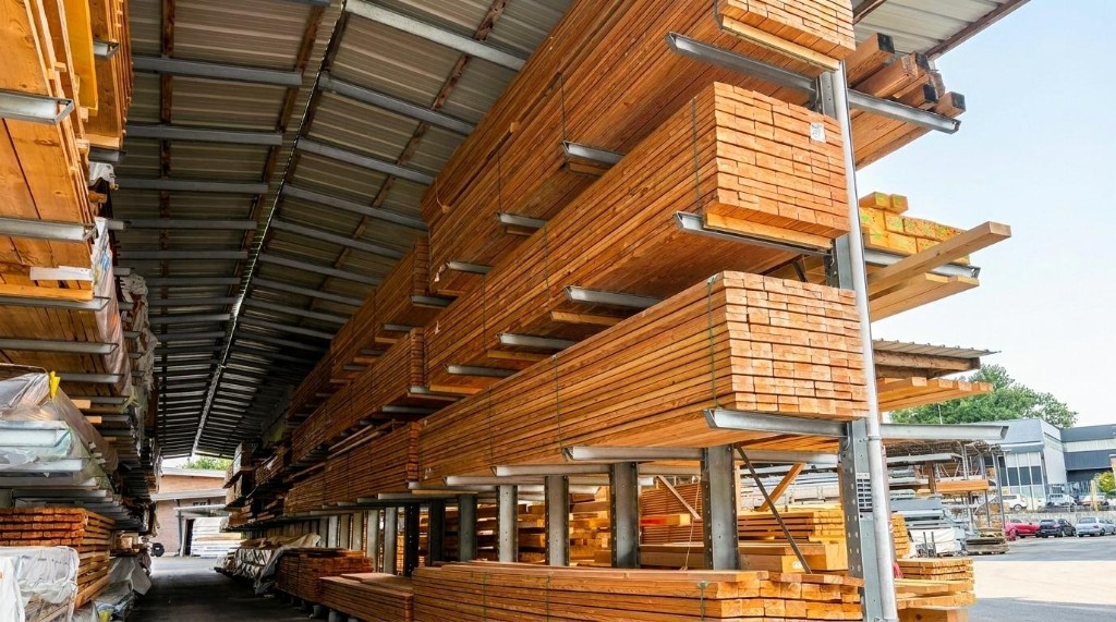 Stock épicéa & douglas, Bois stocké sous abri, organisé par chantier, LP Charpente